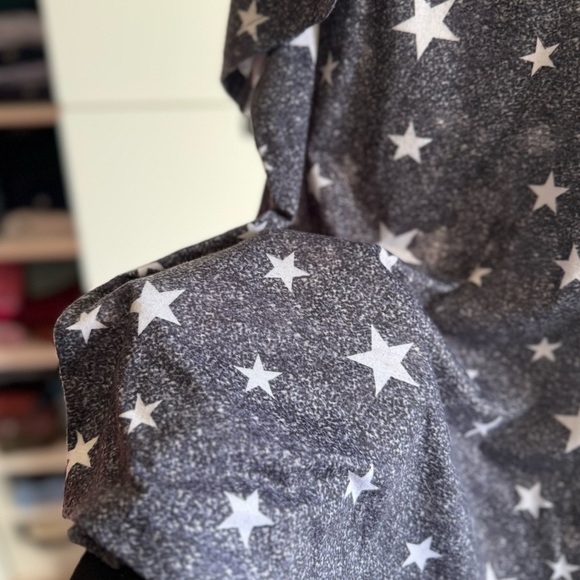 NWOT Gray Blueish White Stars Patterned Short Sleeve Top Shirt - Picture 2 of 4